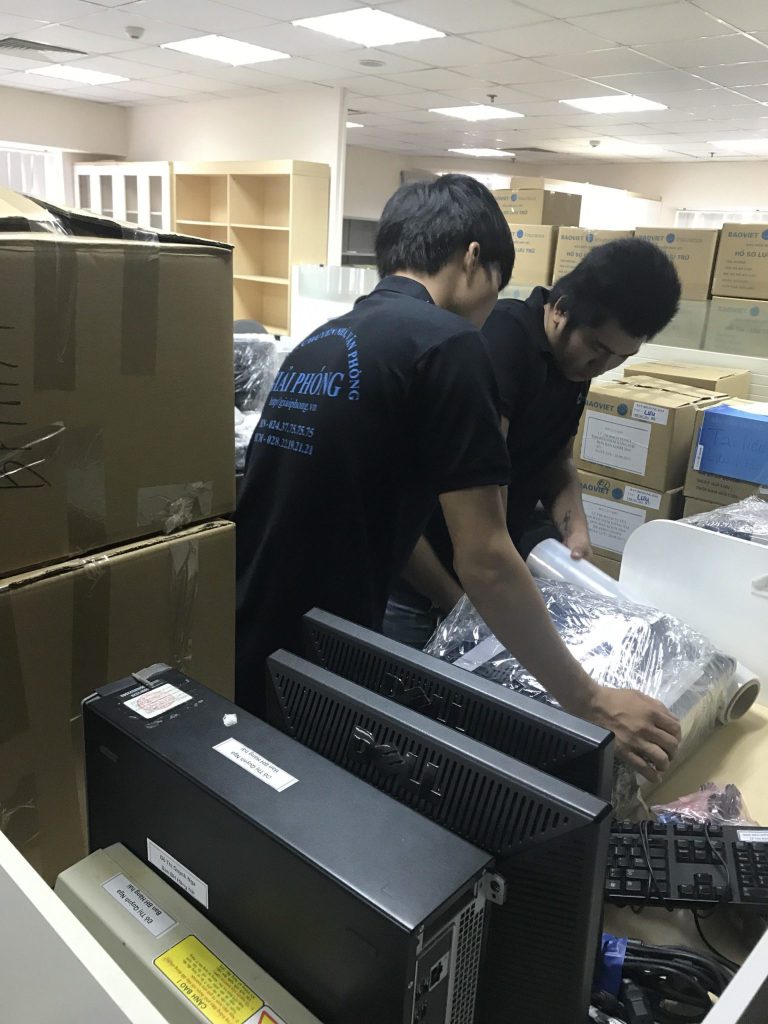Nhân viên của Kiến Vàng đang đóng gói đồ khi chuyển văn phòng công ty Bảo hiểm Bảo Việt