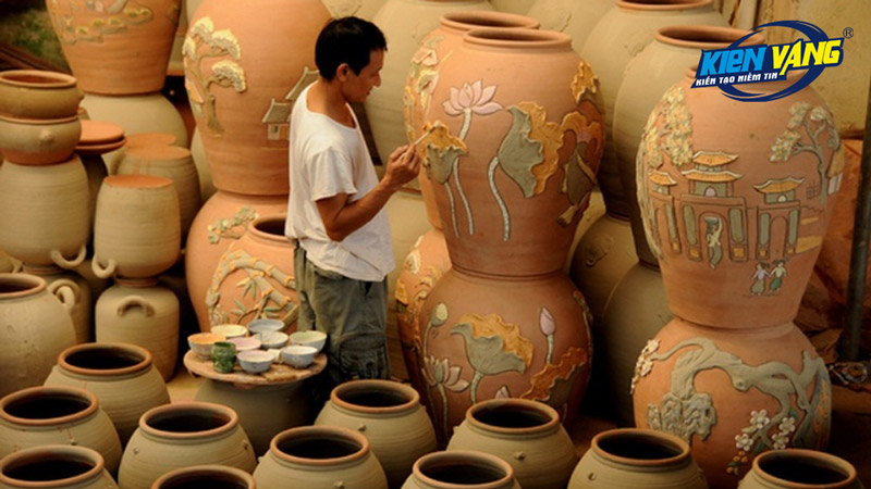 Gốm sứ mỹ nghệ với họa tiết thủ công phức tạp thường có giá trị cao