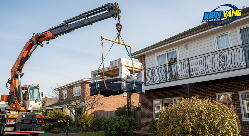 Sử dụng xe cẩu chuyên dụng để vận chuyển bàn ghế quá khổ quá tải ra ngoài