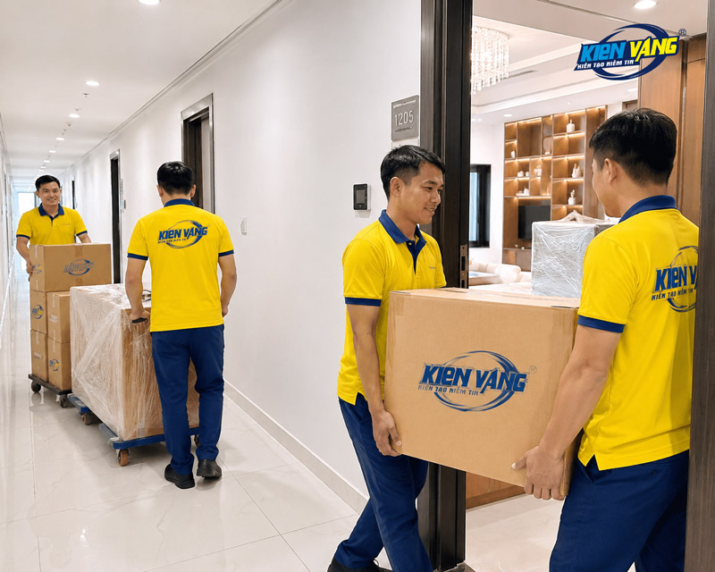 Kiến Vàng đang chuyển nhà cho khách hàng tại một chung cư