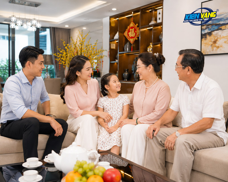 Gia đình vui vẻ tích cực giúp giảm bớt áp lực tâm lý khi ngày chuyển nhà không đẹp